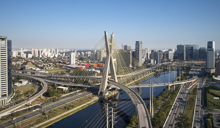 HOSPITALAR_high-angle-view-elevated-road-city