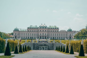 SANTEXPO_white-palace-with-big-garden