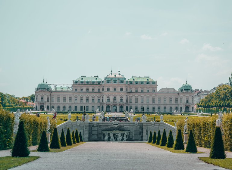 SANTEXPO_white-palace-with-big-garden