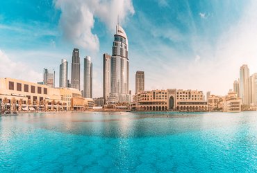 World Health Expo_piscina-d-acqua-vicino-all-ingresso-del-dubai-mall-e-sul-terrapieno-del-lungomare-con-grattacieli-sullo-sfondo